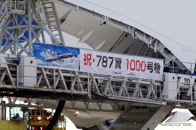 積み込み作業を行うローダーには、1000機目となる記念の横断幕が飾られていた