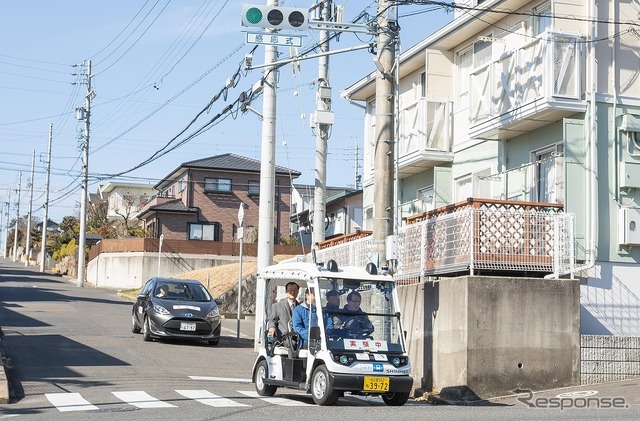 携帯電話網を用いて公道の自動運転車両に信号情報を送信する実証実験