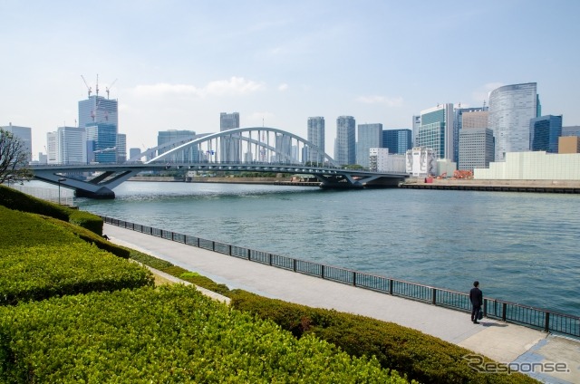 築地大橋。右が築地、左が勝どき。