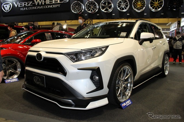 KUHL RACINGのRAV-SS。フロントデューザーやグリル、リアハーフスポイラーなどのエアロ類を充実。4本出しマフラーも装備。