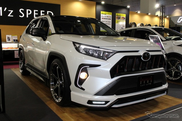 M’z SPEEDのエクスクルーシブゼウスブランドから登場したRAV4。フロント/サイド/リアのハースポイラーに加えデイライトガーニッシュなども装備する。
