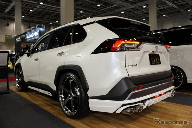 M’z SPEEDのエクスクルーシブゼウスブランドから登場したRAV4。フロント/サイド/リアのハースポイラーに加えデイライトガーニッシュなども装備する。