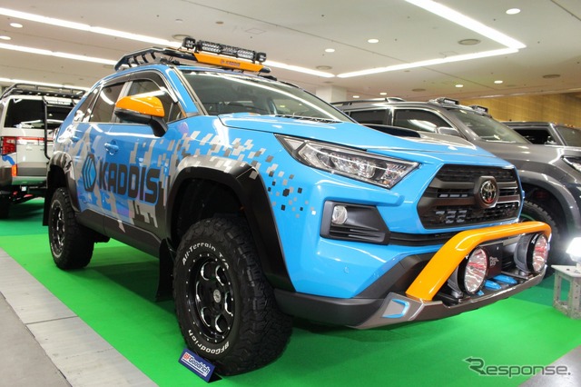 ロードハウスのデモカーとして登場したカディス エクストリームRAV4。オーバーフェンダーやルーフレールラックを備え、５インチアップのフォルムを備えたオフ志向の一台。