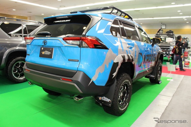 ロードハウスのデモカーとして登場したカディス エクストリームRAV4。オーバーフェンダーやルーフレールラックを備え、5インチアップのフォルムを備えたオフ志向の一台。