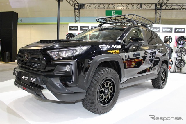 RAYSはRAV4にフィットするチームデイトナブランドの2種のホイールをアピール。左サイドにはM9、右サイドにはF6 driveを履きこなす。いずれもオフロード色の強い骨太な足まわりを作る。