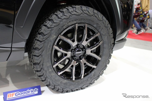 RAYSはRAV4にフィットするチームデイトナブランドの2種のホイールをアピール。左サイドにはM9、右サイドにはF6 driveを履きこなす。いずれもオフロード色の強い骨太な足まわりを作る。