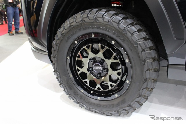 RAYSはRAV4にフィットするチームデイトナブランドの2種のホイールをアピール。左サイドにはM9、右サイドにはF6 driveを履きこなす。いずれもオフロード色の強い骨太な足まわりを作る。
