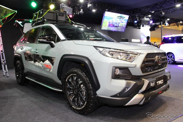 TRDのRAV4 FOELD MONSTERは存在感あるフロントガーニッシュやバンパーガーニッシュ、オーバーフェンダー、ルーフラックなどでアウトドアイメージを前面に押し出した。