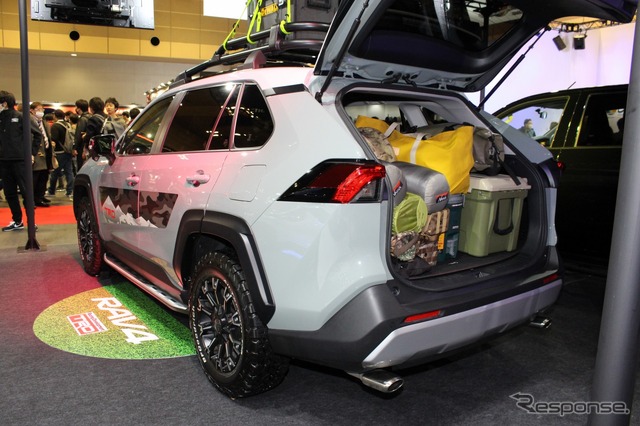 TRDのRAV4 FOELD MONSTERは存在感あるフロントガーニッシュやバンパーガーニッシュ、オーバーフェンダー、ルーフラックなどでアウトドアイメージを前面に押し出した。