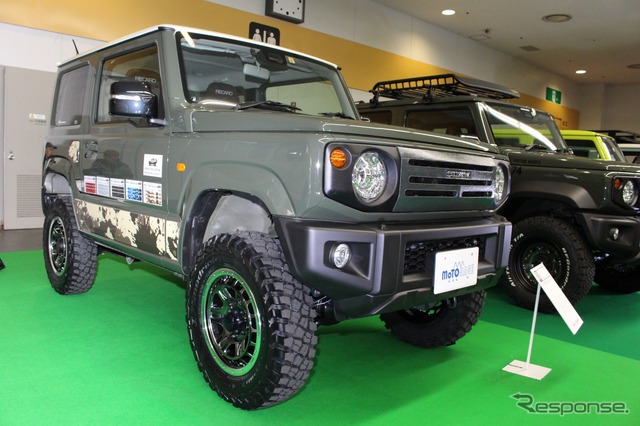 フロントスポーツグリル対応LJを装着したモトレージのデモカー。3インチアップのサスキットを組みフォルムを整える。
