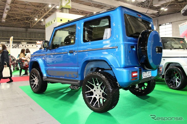 AERO OVERのジムニーはAERO OVER G62ボディキットを用いてGクラス風のデザインを再現する。