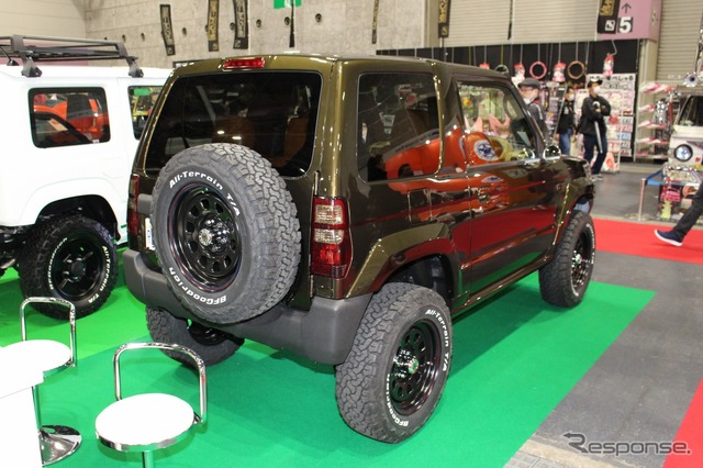 実はこのクルマはパジェロミニをベースにしたリアルスピードが手がけたカスタム車両。角目4灯などを備えたデザインが個性的。