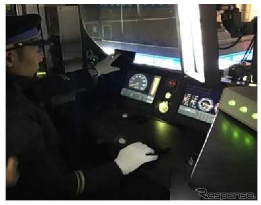 運転士が乗務しての自動運転走行試験の様子。