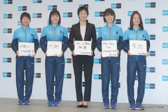 駅伝チーム、メトロマーキュリー。左から、高松いずみ選手、雨宮氷奈選手、志水見千子監督、青山由佳選手、向井智香選手。手にした色紙には決意の言葉が書かれている。