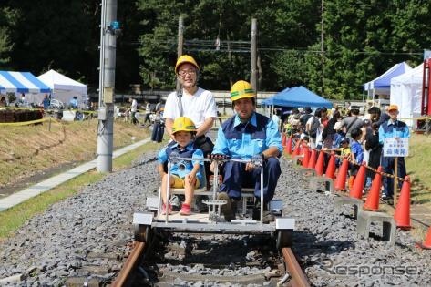 トンネル内で乗車体験するレールスター。