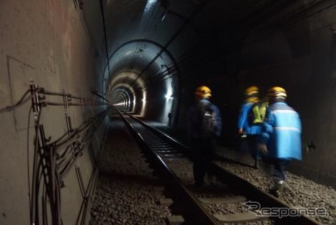 全長4.8kmを誇る西武秩父線正丸トンネルの内部。ウォーキングイベントではトンネル部を含む6.1kmを歩く。