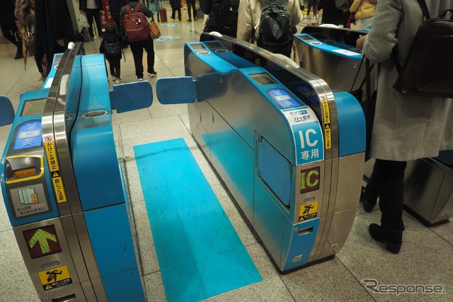 東京駅のEXサービス用IC専用改札。交通系ICカードを持たない訪日外国人に配慮してORコードにも対応する。