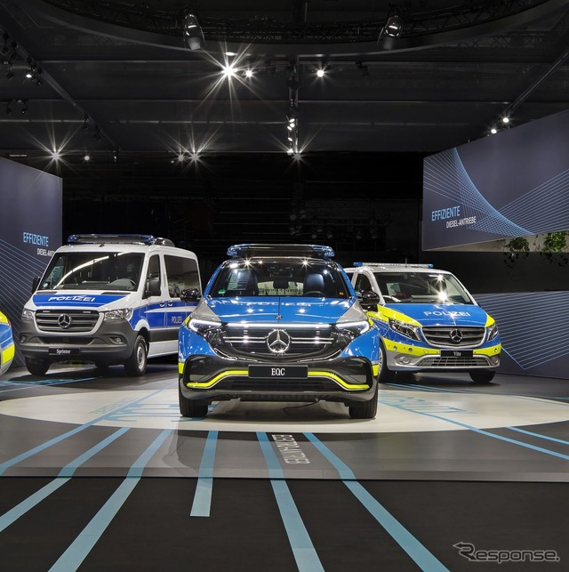 メルセデスベンツ EQC のポリスカー仕様(中央)
