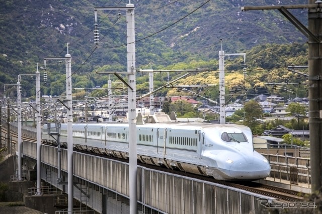 3月30日には東海道・山陽新幹線と九州新幹線で無料WiFiの整備が完了する。これにより、WiFiを使用できる列車を案内するツイッター配信も終了する。写真は九州新幹線。