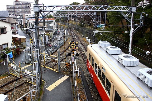 武庫川線を走る旧型車両。5月には5500系に置き換えられる予定。
