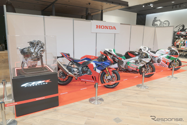 会場には、CBR1000RR-R FIREBLADE SP量産モデル(海外仕様)やエンジンのカットモデル、また2002年VTR1000-SPW、1997年RVF/RC45が展示されていた。
