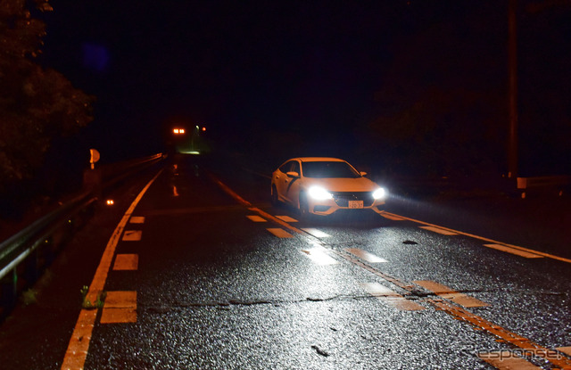 真夜中の国道10号線大分～宮崎県境の宗太郎峠にて。1時間の走行で対向車が1台も来ないという交通密度の希薄な区間だ。コンディションの変化にあまり神経を使わず走れるのは最近のホンダ車の美点だ。