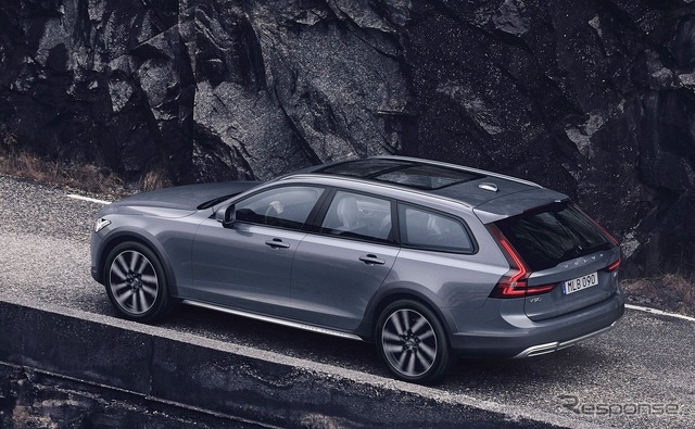 ボルボ V90 クロスカントリー 改良新型