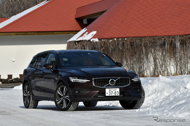 北海道の雪深いコースをボルボV60CCでテストドライブ