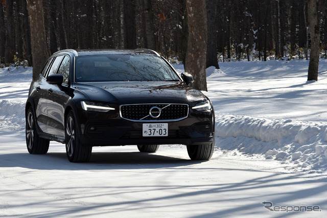 北海道の雪深いコースをボルボV60CCでテストドライブ