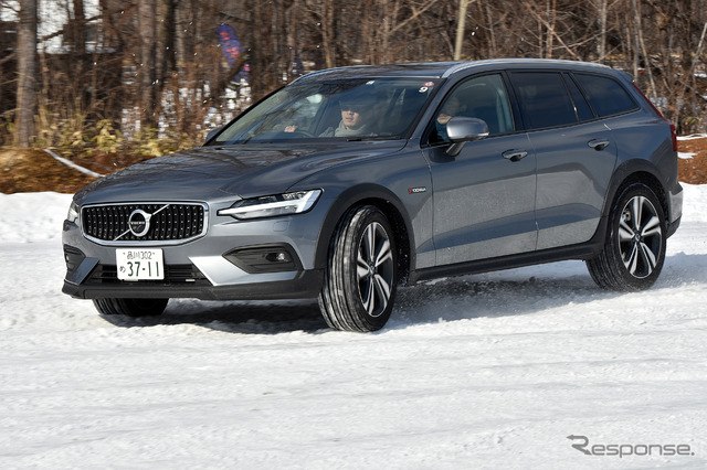 北海道の雪深いコースをボルボV60CCでテストドライブ