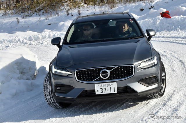 北海道の雪深いコースをボルボV60CCでテストドライブ