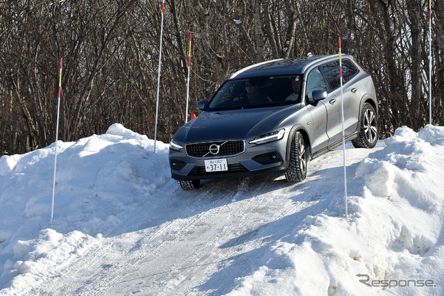 北海道の雪深いコースをボルボV60CCでテストドライブ