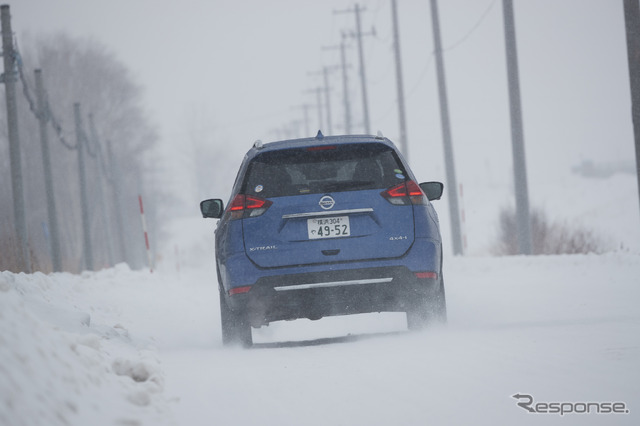 凹凸のある雪道でも安定感のある走りだったエクストレイル