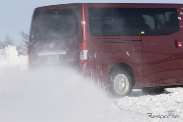 空荷でもリアが急激に流れず安定した旋回ができたNV350