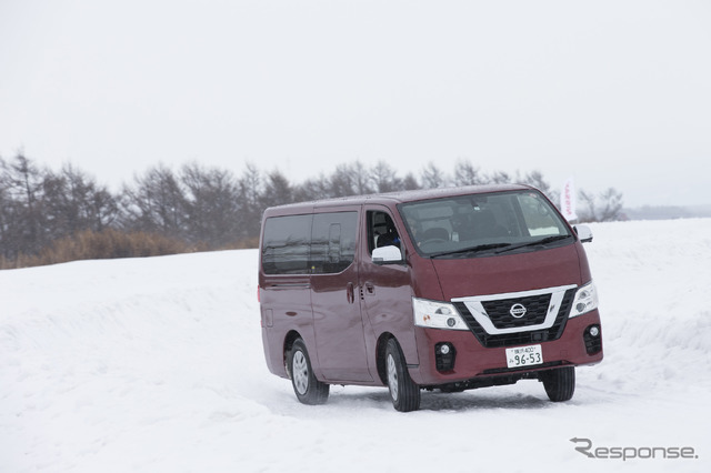 空荷でもリアが急激に流れず安定した旋回ができたNV350