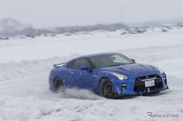 タイヤの食いつきが良くスラロームも俊敏に駆け抜けられたGT-R