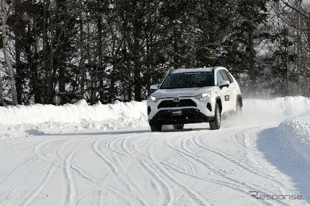 アイスガードSUV G075を装着したRAV4で雪道をテストドライブ