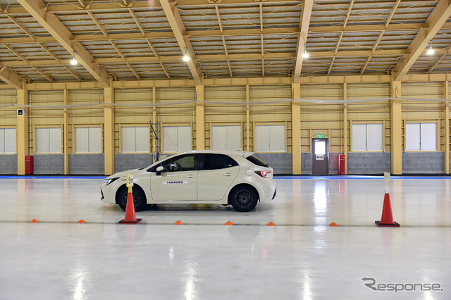 4年経過したスタッドレスを履いたカローラスポーツを使っての氷上での制動力のテスト