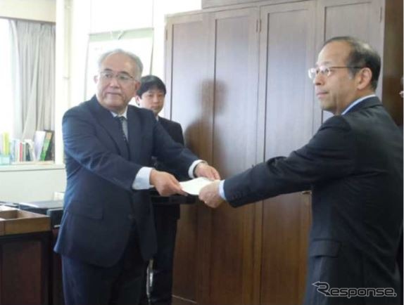 2月28日、近畿運輸局長から関西高速鉄道社長へ認可書が交付された。