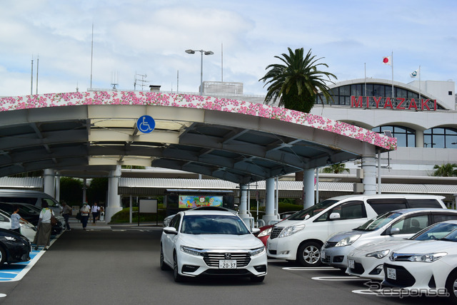 宮崎ブーゲンビリア空港にて。実際、日南ではいろいろなところでブーゲンビリアが咲き乱れている。