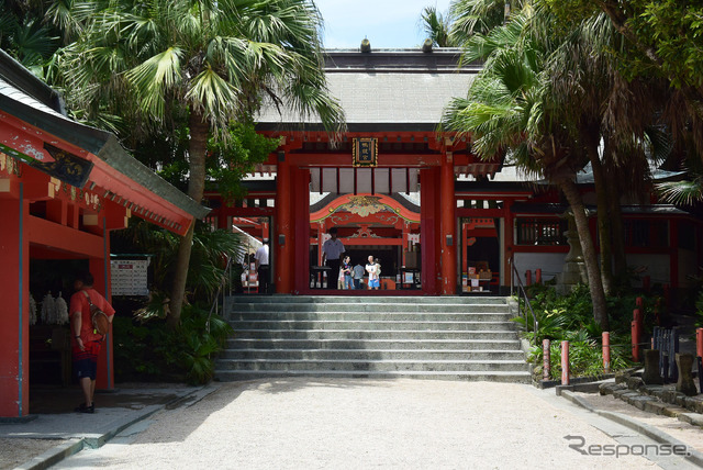 青島神社。この奥に亜熱帯性の植物が生い茂った場所があり、そこにも古い祠が。万葉の時代から浜でタカラガイを探し、自分の思いと共に神に捧げるという奉納が行われていた。