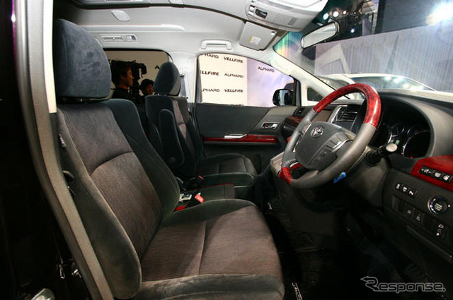 【トヨタ アルファード/ヴェルファイア 新型発表】運転席に180cm+・90kg+の記者…シートスライド