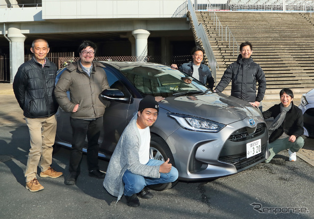 トヨタの新型車『ヤリス』レスポンス読者試乗会に参加した5名と、プロドライバーの三浦健光さん