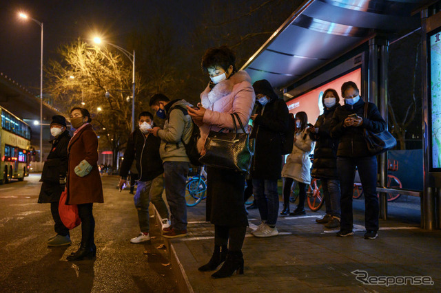 バスを待つ中国北京市民（3月2日）