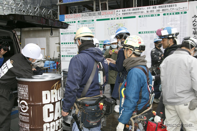 超巨大な「ドラム缶コーヒー」を差し入れ(常盤橋プロジェクト建設現場)