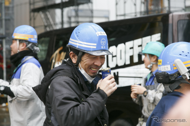 超巨大な「ドラム缶コーヒー」を差し入れ(常盤橋プロジェクト建設現場)