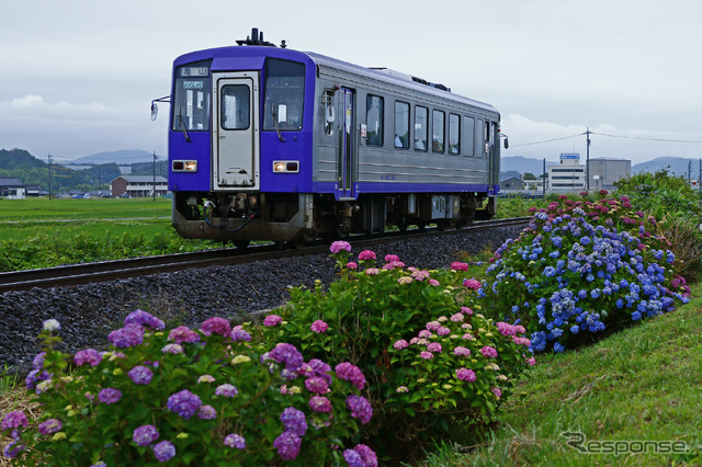 関西本線では非電化区間の関～加茂間でも駅の全面禁煙が実施される。