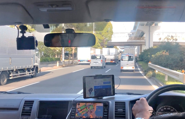 運転手向けタブレット上で乗降を管理している