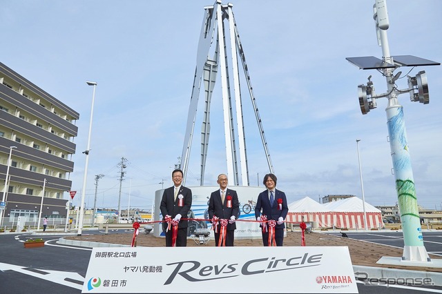 御厨駅開業式（3月7日）でのテープカットの様子（左から、渡部修 磐田市長、ヤマハ発動機 日高祥博社長、長屋明浩 同社執行役員デザイン本部長）