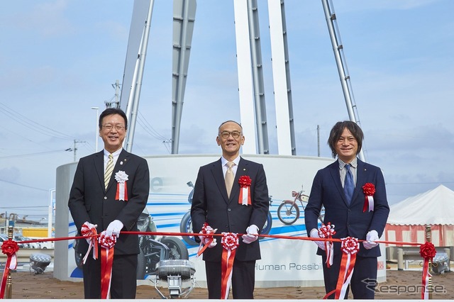 御厨駅開業式（3月7日）でのテープカットの様子（左から、渡部修 磐田市長、ヤマハ発動機 日高祥博社長、長屋明浩 同社執行役員デザイン本部長）